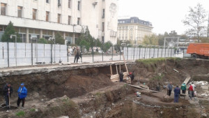 Свлачище застрашава разкопките пред Пощата