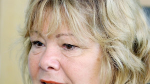 Вътре с двата крака искрящо от хумор представление с режисьор