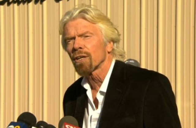 Ричард Брансън е готов пръв да полети с космическия кораб на своята компания