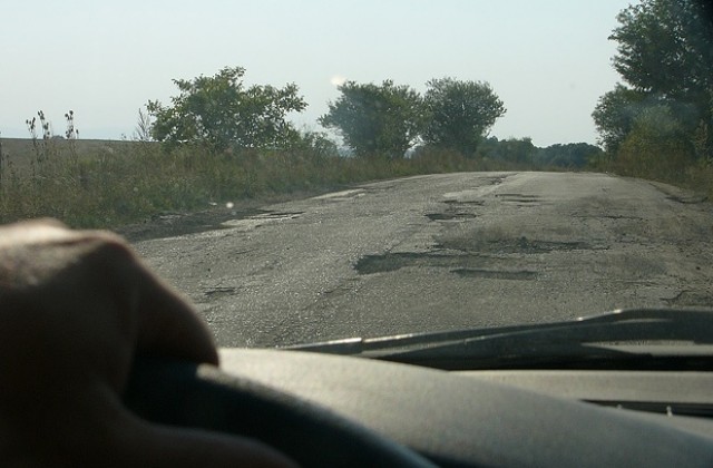 С близо 15 млн. лева ремонтират участък от пътя Самоводене - Обединение