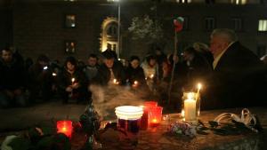 Десетки хора се събраха пред президентството в подкрепа на самозапалилата