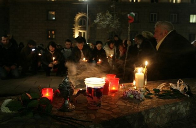 Десетки хора се събраха пред президентството в подкрепа на самозапалилата се Лидия