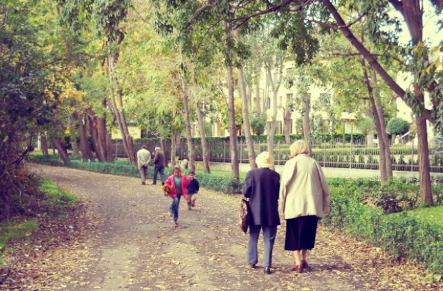 Забраняват цигарите и алкохола в пенсионерските клубове?