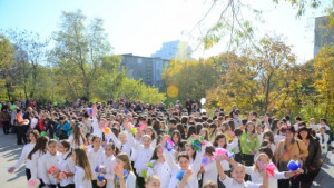 Над 1000 ученици прегърнаха СОУ Найден Геров във Варна