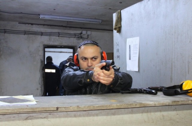 Полицаи и журналисти премериха точния си мерник в турнир по стрелба с пистолет