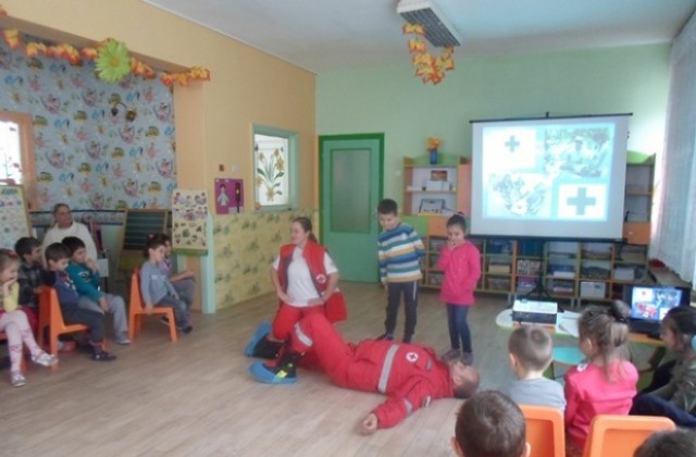 Обучиха деца от ЦДГ „Пинокио“ как да реагират при бедствия