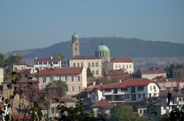 Аварийно преместиха паметника Книжовник