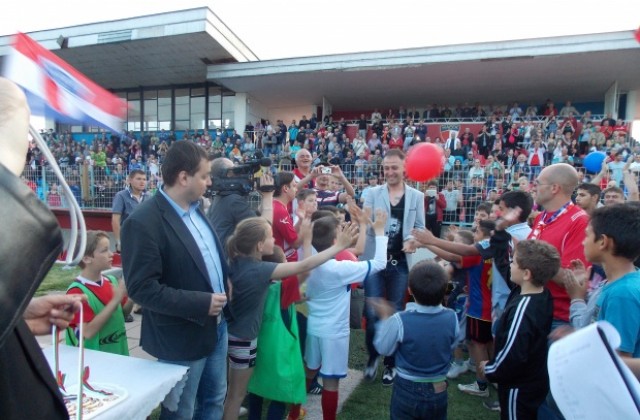 Марек изнемогва финансово, но не развява бялата кърпа