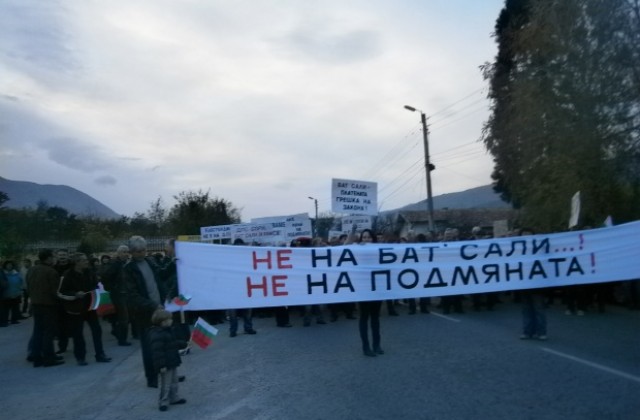 Стотици кюстендилци блокираха пътя за Гюешево