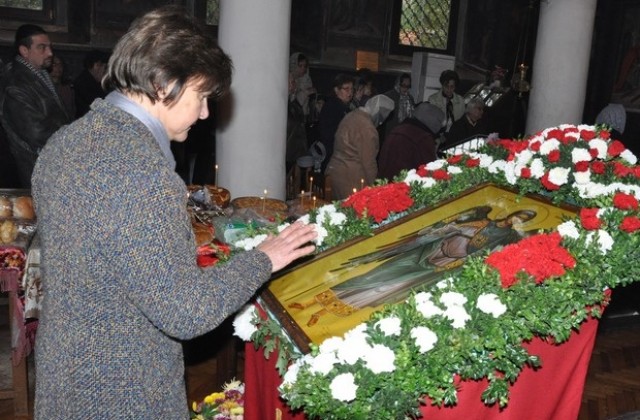 Днес е Архангеловден. В хасковския храм Св. Архангел събират дарения за 9-месечната Вики