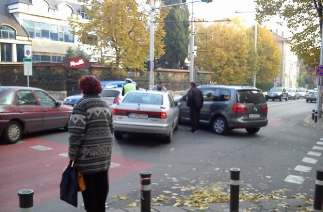 Катастрофа причини задръстване на възлово кръстовище