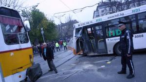 Автобус и трамвай се удариха в София има ранени СНИМКИ