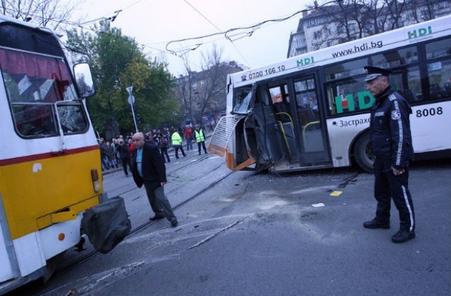 Автобус и трамвай се удариха в София, има ранени (СНИМКИ)