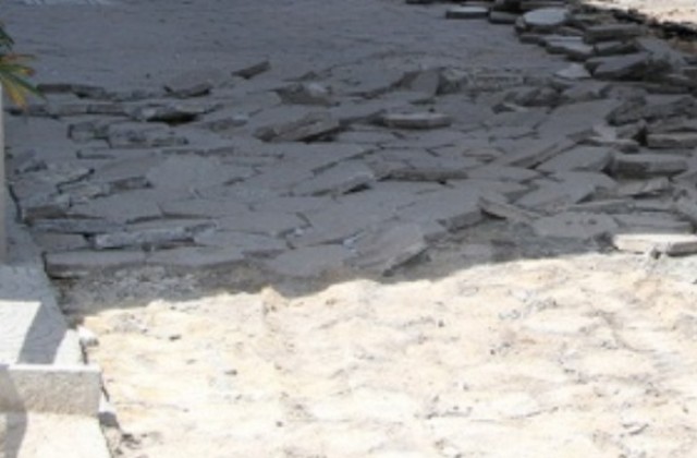 Задигнаха тротоарните плочи от строителна площадка в Габрово