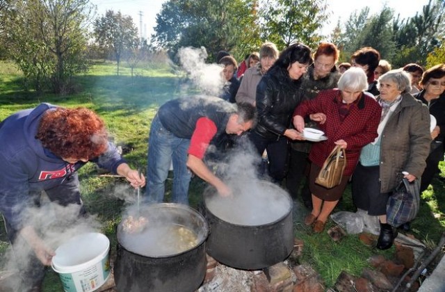 Празнична света литургия и курбан в храма Свети Мина