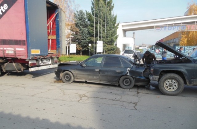 ТИР, Опел и Нисан се удариха в Кюстендил