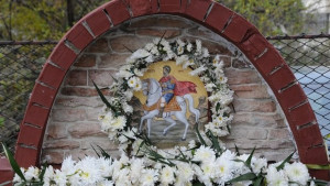 Служители на НОИ дариха за параклиса Свети Мина в Сливен