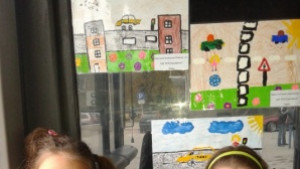 Призовават за внимание на пътя с детски рисунки в автобусите