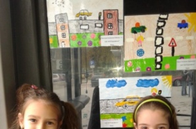 Призовават за внимание на пътя с детски рисунки в автобусите