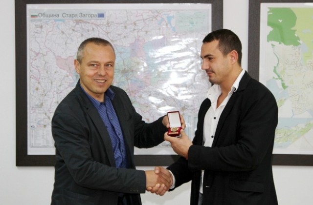 Грамота и паметен знак за световен шампион по карате