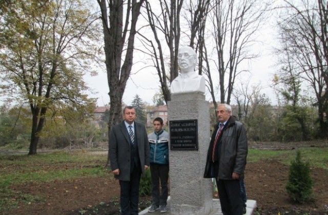 Бюст-паметник на Атанас Хаджиславчев откриха в Павликени