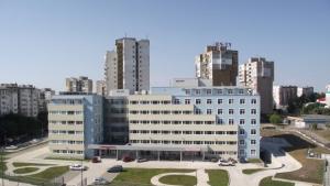 Повече от 18 часа лекари се борят за живота на