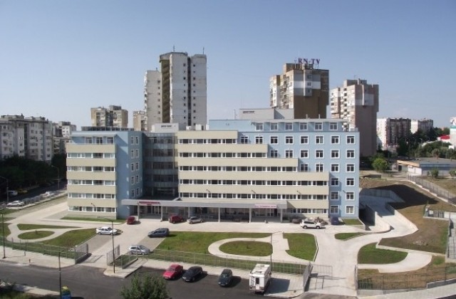 Повече от 18 часа лекари се борят за живота на родилка