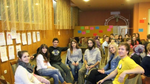 Младежи раздаваха прегръдки с призив за разумно използване на компютрите