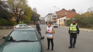 Младежи от БЧК и пътни полицаи в Акция Зима в