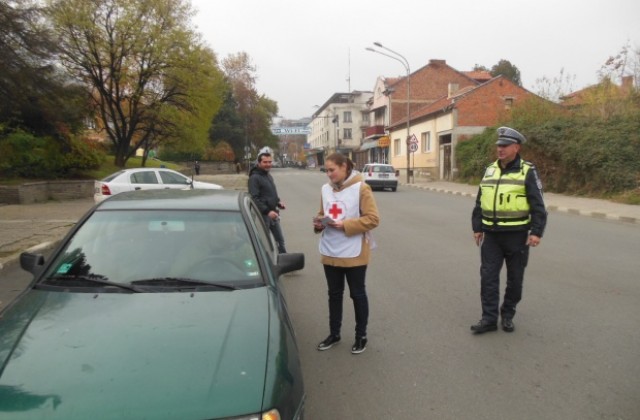 Младежи от БЧК и пътни полицаи в Акция Зима в Кюстендил