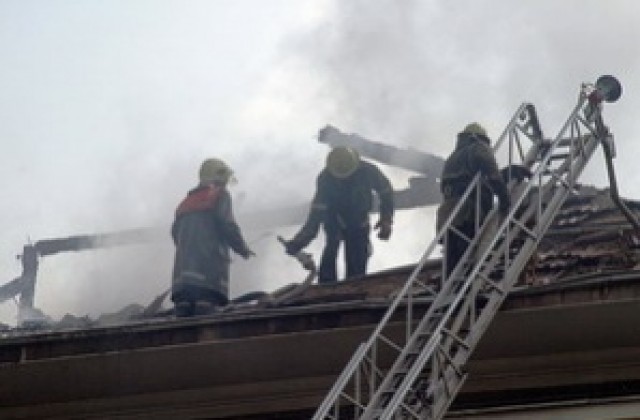 30-годишен оцеля с изгаряния при пожар, унищожил 150 кв.м покрив