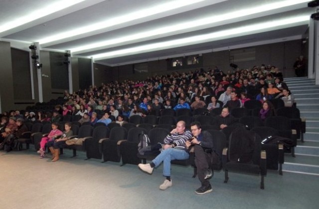 „Щастливо Габрово“ развълнува първите зрители на клипа в зала „Възраждане“