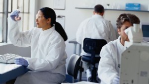 Химици синтезират изкуственото гориво на бъдещето