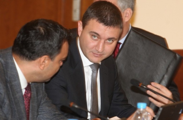 Няма да има коледни добавки за пенсионерите, заяви финансовият министър