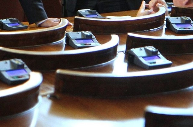 Парламентът ще заседава извънредно във вторник за актуализацията на бюджета