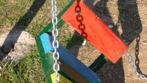 Тинейджъри потрошили детската площадка на Бичкинята