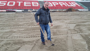 Футболен фен на Ботев хвърли пъпа на сина си стадиона