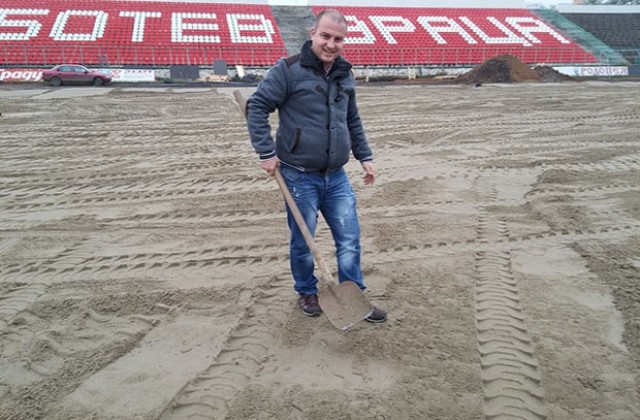 Футболен фен на „Ботев“ хвърли пъпа на сина си стадиона във Враца