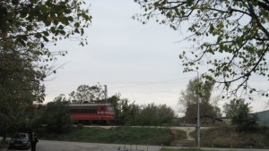 Влак блъсна джип край Червена вода двама пострадаха