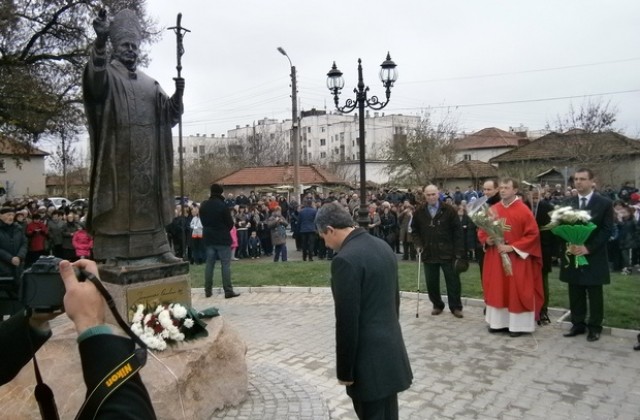 Откриха паметника на Йоан Павел II в Белене