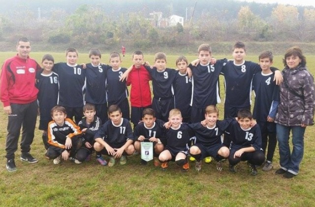 СОУ Вичо Грънчаров общински първенец по футбол в ученическите игри в Г. Оряховица
