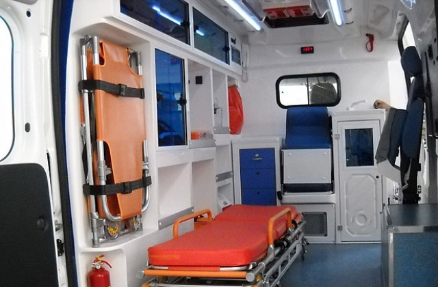 Шофьор пострада, след като катастрофира сам