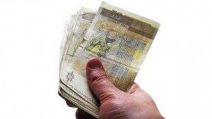 Жена прави опит да подкупи катаджии
