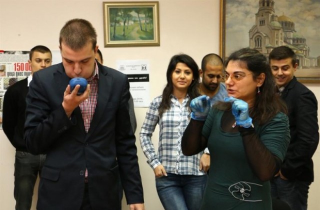 Консултират пушачи да откажат цигарите