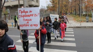 С рисунки и плакати ученици блокираха бул Христо Ботев