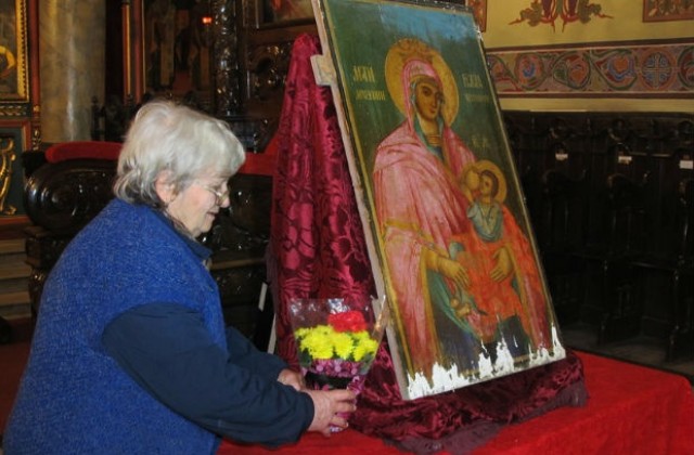 Копия на чудотворни икони пристигат във Варна