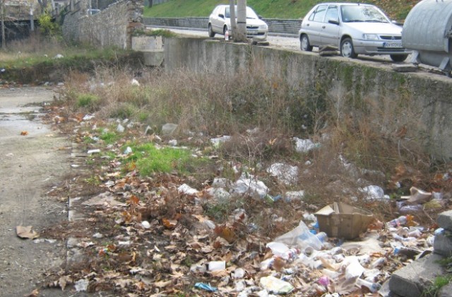 Дворът на храм „Св. Георги Победоносец в Дупница прилича на бунище