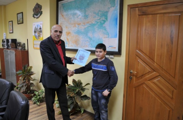 Седмокласник върна портфейл с пари, полицията му даде награда