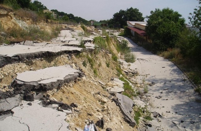 Камъни и земна маса се срутиха по пътя за Лясково