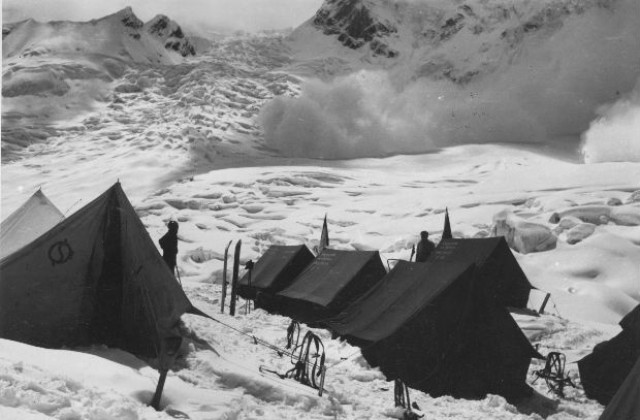 Наши алпинисти достигнаха подножието на Еверест